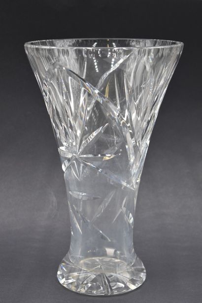 Vase en cristal Dans le goût de Saint Louis. Vase en cristal. Hauteur : 30,5 cm.
