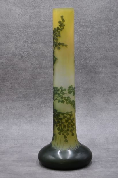 GALLE, Vase. GALLE, Vase à col tubulaire en verre multicouche à décor dégagé à l'acide....