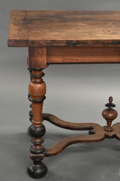 Table Louis XIII. Table en noyer mouluré et sculpté entretoise avec toupie en noyer....