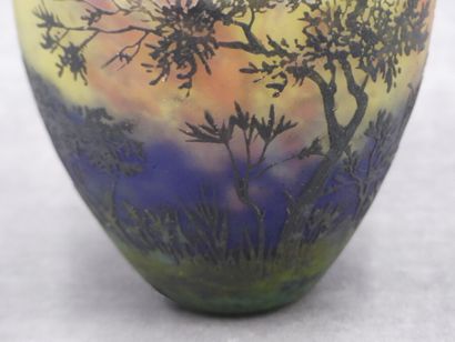 Daum, Vase DAUM, Vase en verre multicouche à décor émaillé de paysage. Signé Daum...