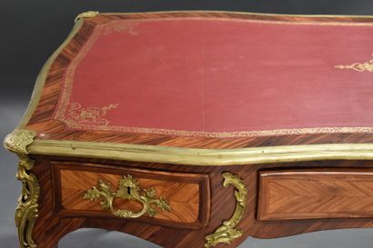 Bureau plat Louis XV. Jean-Baptiste Hedouin. Bureau plat en marqueterie de bois exotique...