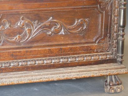 Coffret, Italie XVIIème siècle. Coffre cassone en noyer sculpté de frises à décor...