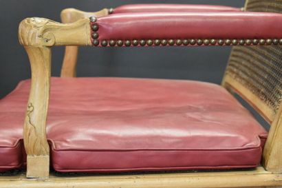 Quatre fauteuils Régence. Suite de 4 fauteuils en bois mouluré et sculpté, à assises...