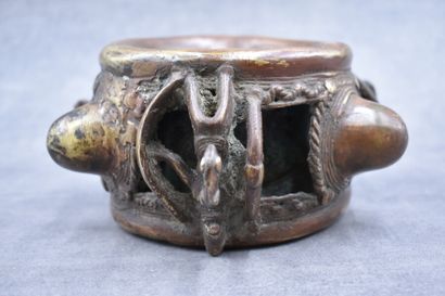 Afrique , VERE. Afrique. VERE. Bracelet de cérémonie en bronze patiné. Hauteur :...