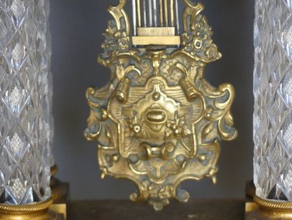 Pendule portique en bronze ciselé doré Pendule portique en bronze ciselé doré, colonnes...