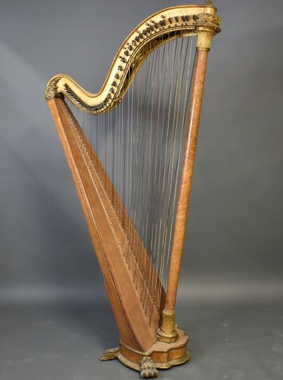 PLEYEL. Grande Harpe. PLEYEL, WOLFF, LYON & Cie. Grande Harpe en bois et stuc doré...