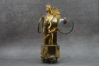 Bronze, Pendule aux amours. Pendule en bronze ciselé doré de forme hexagonale reposant...