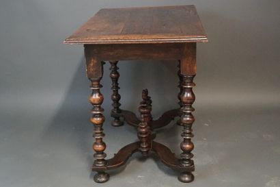 Table en bois Epoque Louis XIII. Table en bois mouluré et sculpté, ouvrant par un...