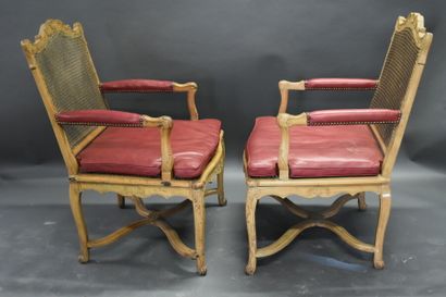Quatre fauteuils Régence. Suite de 4 fauteuils en bois mouluré et sculpté, à assises...