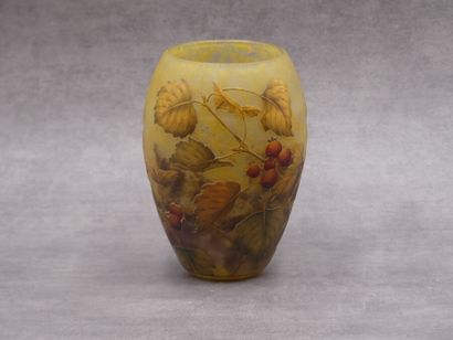 Daum, Vase DAUM, Vase en verre multicouche à décor émaillé de feuilles. Signé Daum...