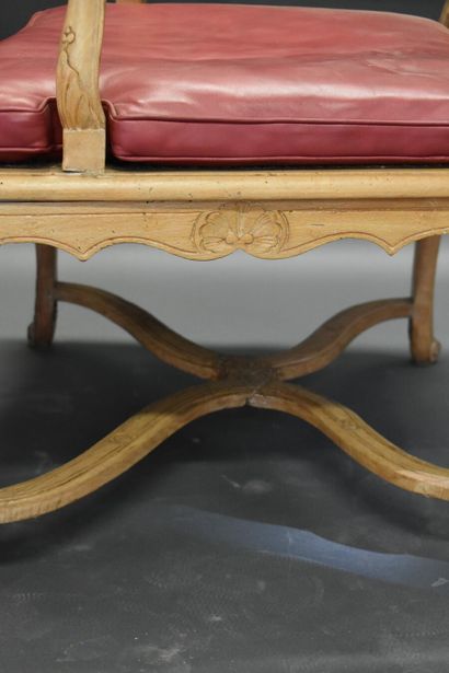 Quatre fauteuils Régence. Suite de 4 fauteuils en bois mouluré et sculpté, à assises...