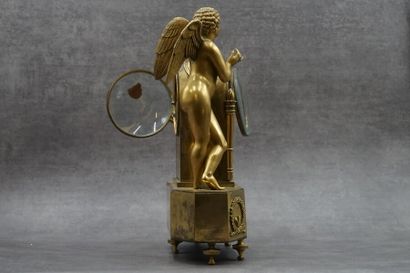 Bronze, Pendule aux amours. Pendule en bronze ciselé doré de forme hexagonale reposant...