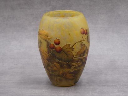 Daum, Vase DAUM, Vase en verre multicouche à décor émaillé de feuilles. Signé Daum...