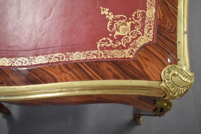 Bureau plat Louis XV. Jean-Baptiste Hedouin. Bureau plat en marqueterie de bois exotique...