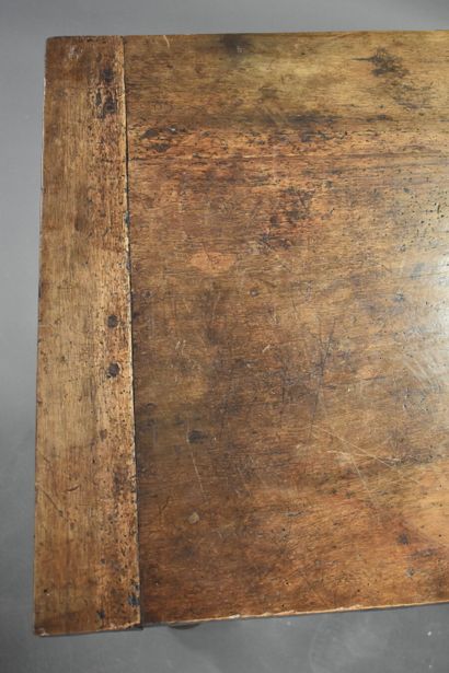 Table Louis XIII. Table en noyer mouluré et sculpté entretoise avec toupie en noyer....