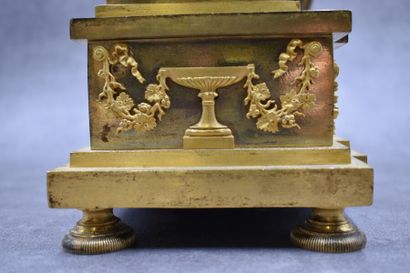 Pendule en bronze Epoque Empire Pendule en bronze ciselé doré divinité à l'Aigle....