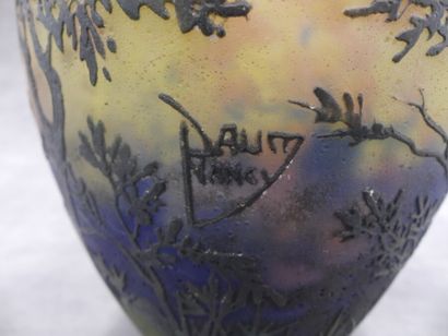 Daum, Vase DAUM, Vase en verre multicouche à décor émaillé de paysage. Signé Daum...