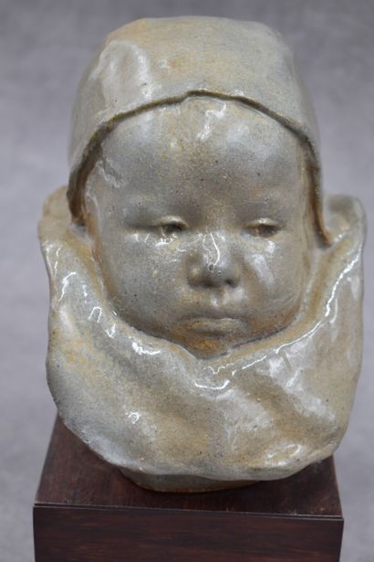 Jean CARRIES, Tête de bébé au bonnet attribué à Jean CARRIES, Tête de bébé au bonnet....