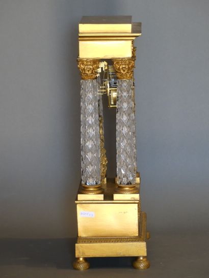 Pendule portique en bronze ciselé doré Pendule portique en bronze ciselé doré, colonnes...