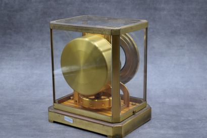 JAEGER-LECOULTRE, Pendule ATMOS JAEGER-LECOULTRE. Pendule en bronze et laiton, modèle...