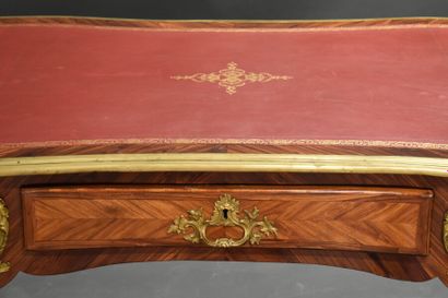 Bureau plat Louis XV. Jean-Baptiste Hedouin. Bureau plat en marqueterie de bois exotique...