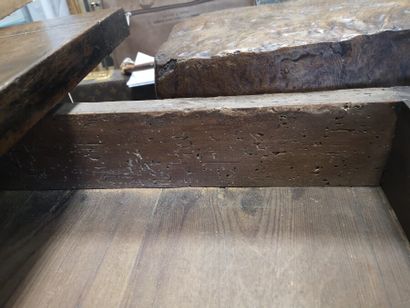 Table en bois Epoque Louis XIII. Table en bois mouluré et sculpté, ouvrant par un...