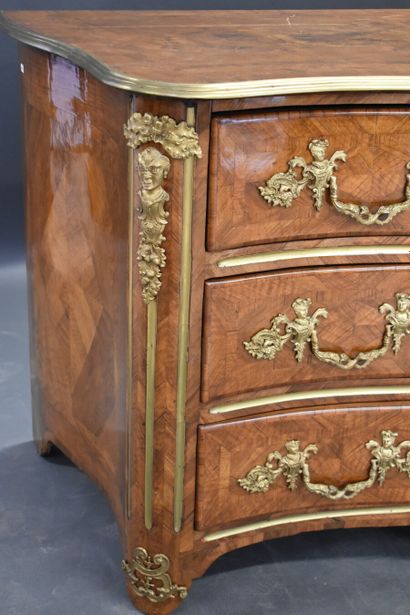 Commode Louis XIV. Commode galbée toutes faces ouvrant par trois tiroirs, à montants...