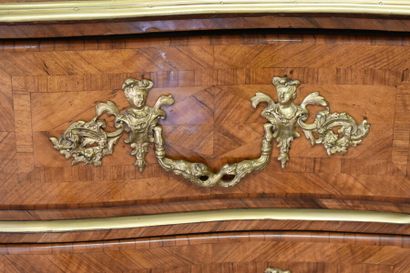 Commode Louis XIV. Commode galbée toutes faces ouvrant par trois tiroirs, à montants...