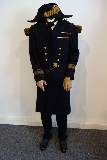 null Mannequin d'Officier de Marine : bicorne, à ganse dorée ; paire d'épaulettes...