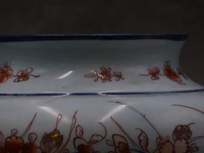 null JAPON. Vase en porcelaine blanche à décor Imari. Hauteur : 13 cm