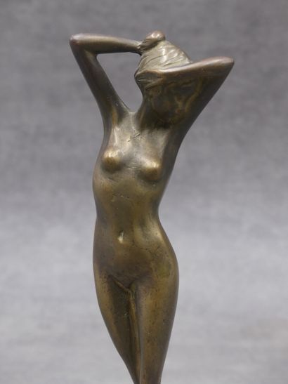 null Sculpture en bronze, représentant une femme nue. Signé au socle Guido MARIANI...