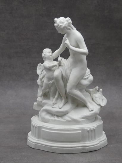 null Groupe en biscuit figurant une femme nue, un angelot et deux colombes. Hauteur...