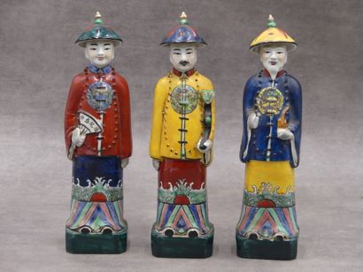 null CHINE. Réunion de trois personnages en faïence polychrome. Marqués sous les...