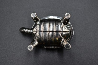 Pillulier Pillulier tortue en métal argenté. Dimensions : 2 x 6 cm.