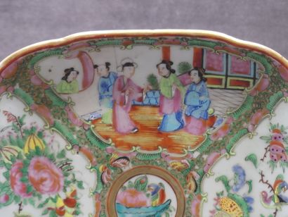 CHINE CHINE. Plat en porcelaine de canton à décor de dignitaires. Fin XIXème siècle....