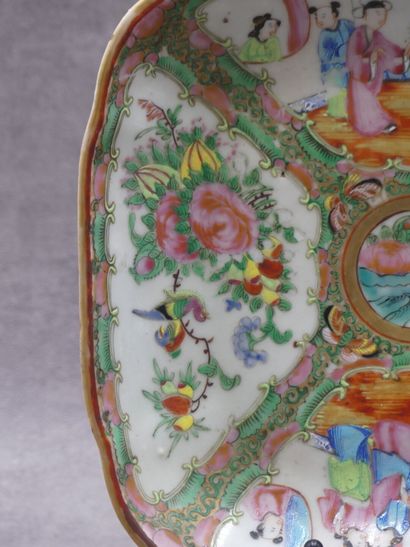 CHINE CHINE. Plat en porcelaine de canton à décor de dignitaires. Fin XIXème siècle....