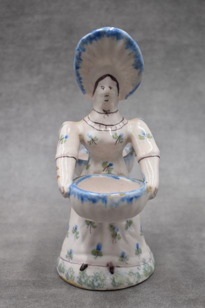Salière-poivrière Salière-poivrière en céramique en forme de femme aux deux paniers....