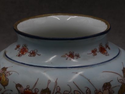 null JAPON. Vase en porcelaine blanche à décor Imari. Hauteur : 13 cm