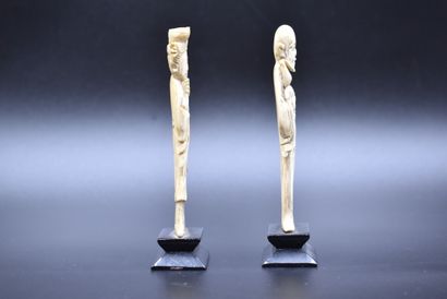 CHINE Statuettes en ivoire CHINE, Deux statuettes en ivoire, représentation de personnages....