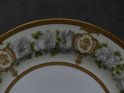 null HAVILAND. Paire d'assiettes en porcelaine à décor de fleurs et dorures, signées...