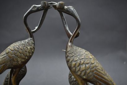 null Paire de sculptures en bronze à figurant un échassier tenant un serpent dans...