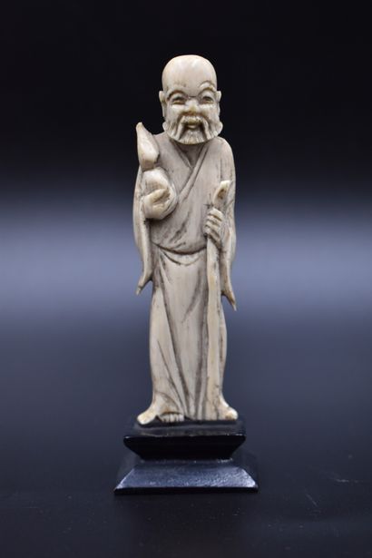CHINE Statuettes en ivoire CHINE, Deux statuettes en ivoire, représentation de personnages....