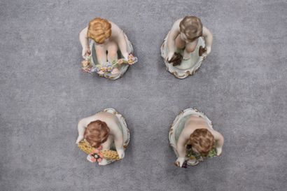 CAPODIMNOTE. CAPODIMNOTE. Ensemble de quatre putti en faïence. Marqués sous la base....