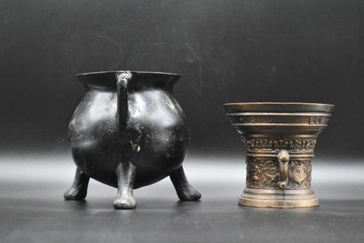 PILONS Un pilon en bronze ciselé, et un pot en fonte noire sur trépieds. Dimensions...
