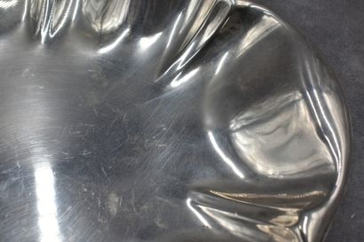 PLAT Plat en métal argenté à bords alvéolés. Dimensions : 3 x 35 x 26 cm .