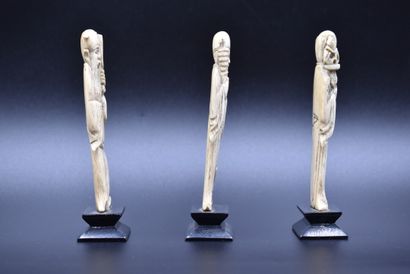CHINE Statuettes en ivoire CHINE, Trois statuettes en ivoire, représentation de personnages....