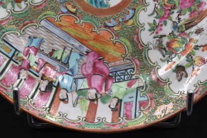 CHINE, Assiette CHINE, Assiette en porcelaine à décor Imari de la famille rose. Diamètre...