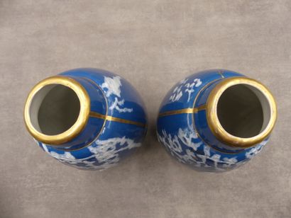 null LIMOGES. Paire de vases en porcelaine à fond bleu et décor blanc et or. Hauteur...