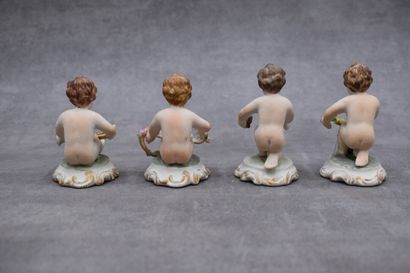 CAPODIMNOTE. CAPODIMNOTE. Ensemble de quatre putti en faïence. Marqués sous la base....