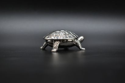 Pillulier Pillulier tortue en métal argenté. Dimensions : 2 x 6 cm.